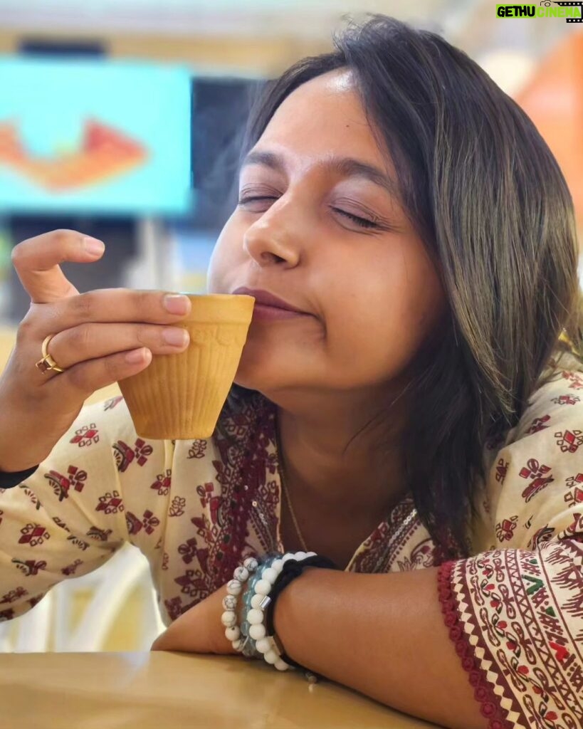 Nisha Ravikrishnan Instagram - ಹೊಟ್ಟೆ ಒಳಗಿಂದ ಚಿಟ್ಟೆ ಹಾರಿದೆ 🦋🧸 Cheers to all chai lovers ☕️ #nimmnisharkn 🤍🖤