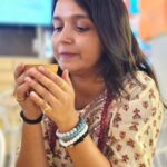 Nisha Ravikrishnan Instagram – ಹೊಟ್ಟೆ ಒಳಗಿಂದ ಚಿಟ್ಟೆ ಹಾರಿದೆ 🦋🧸
Cheers to all chai lovers ☕️

#nimmnisharkn 
🤍🖤