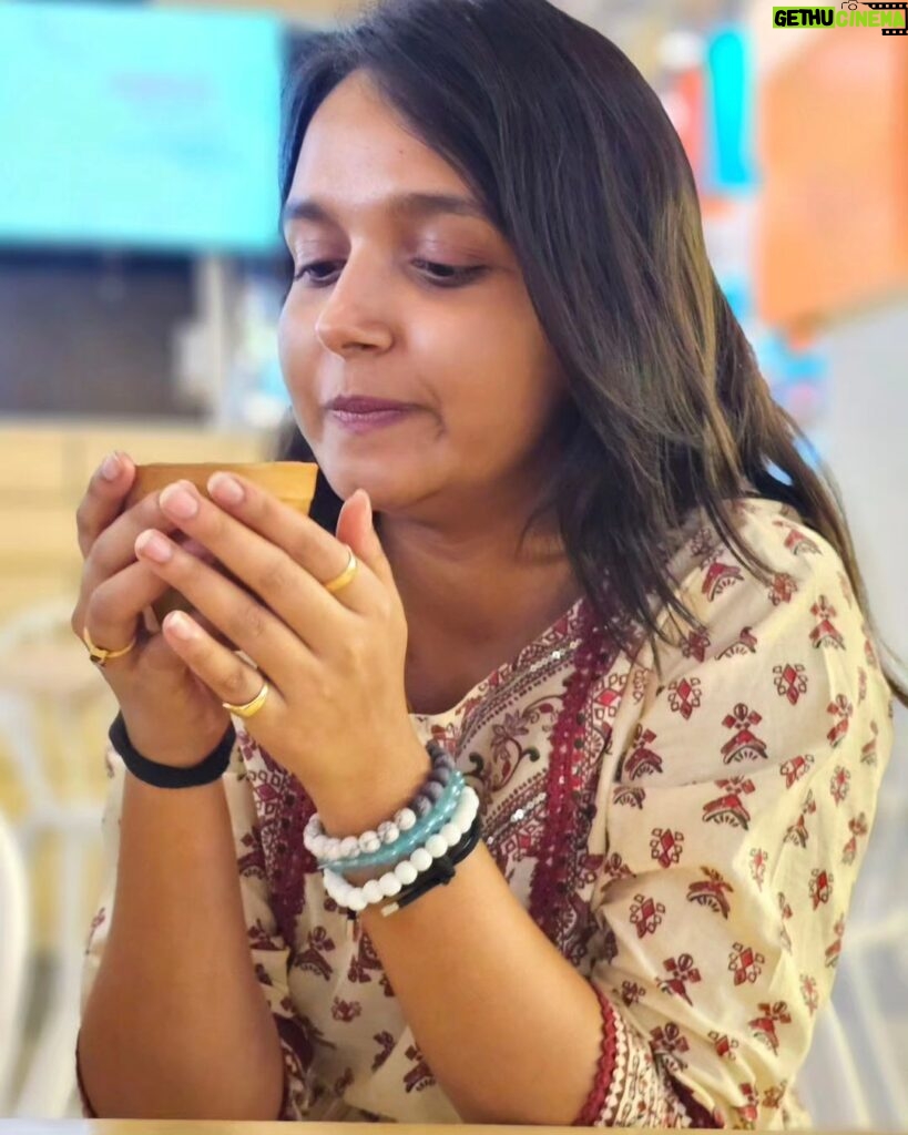 Nisha Ravikrishnan Instagram - ಹೊಟ್ಟೆ ಒಳಗಿಂದ ಚಿಟ್ಟೆ ಹಾರಿದೆ 🦋🧸 Cheers to all chai lovers ☕️ #nimmnisharkn 🤍🖤
