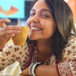 Nisha Ravikrishnan Instagram - ಹೊಟ್ಟೆ ಒಳಗಿಂದ ಚಿಟ್ಟೆ ಹಾರಿದೆ 🦋🧸 Cheers to all chai lovers ☕️ #nimmnisharkn 🤍🖤