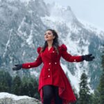 Nishita Goswami Instagram - Somewhere in the middle of clouds 🌨️🌨️🌨️🌨️🌨️🌨️🌨️🌨️🌨️ Shooting for upcoming movie Raghav Director and Actor @jatinbora01 Makeup and hair by my dearest friend and one of the topmost makeup artists of India @bijoyjeet.saikia_makeupartist Beautiful Outfit by famous designer @nandini_borkakati @page_3_boutique Photography by my dear brother @biker_.jb #raghav #assamesemovie #kashmir #ladakh #snowday #clouds