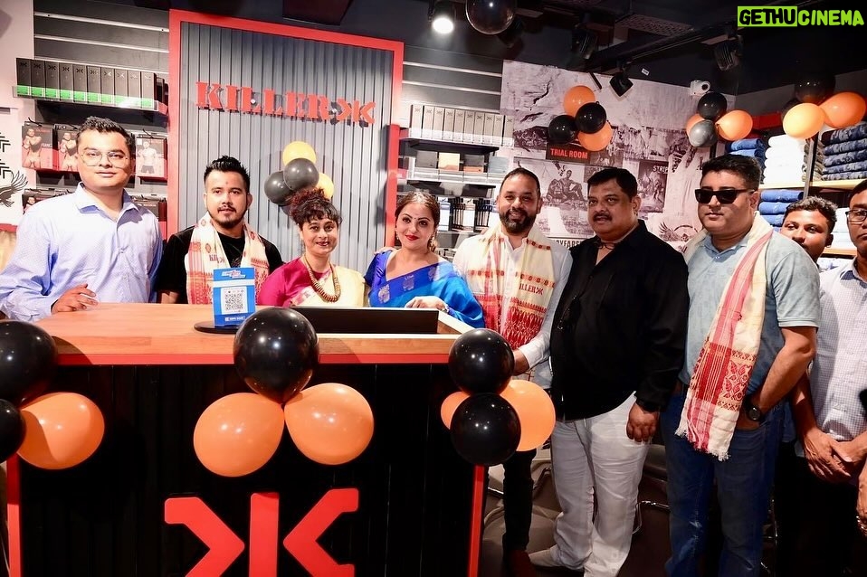 Nishita Goswami Instagram - মোৰ শ্ৰদ্ধাৰ দাদা ৰকীদা আৰু নাজ বৌৰ সুপুত্ৰ টানজিলে নগাঁৱৰ মাজমজিয়াত এখন নতুন প্ৰতিষ্ঠান মুকলি কৰে। কিলাৰ জিন্সৰ উক্ত প্ৰতিষ্ঠানত আপুনি আপোনাৰ পছন্দৰ জিন্স ক্ৰয় কৰিব পাৰিব উচিত মূল্যত। টানজিলৰ সপোনবোৰ পূৰণ হওঁক লগতে আশা কৰো প্ৰতিষ্ঠানখন ৰাইজৰ সেৱাত সদায় জিলিকি থাকক। উপস্থিত থাকি ভাল লাগিল।শুভেচ্ছা। . . . . . . . #innauguration #ribboncutting #assam