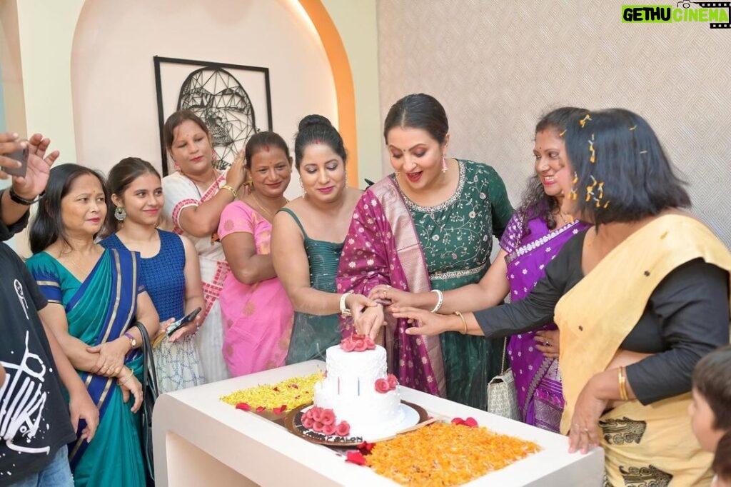 Nishita Goswami Instagram - Grand Inauguration of Antara Family Salon at Beltola,opp Bazaar India (Beltola Tiniali!). My best wishes to the entire team of Antara Family Salon🥰 . . . . #inauguration #salon #guwahati #grandopening