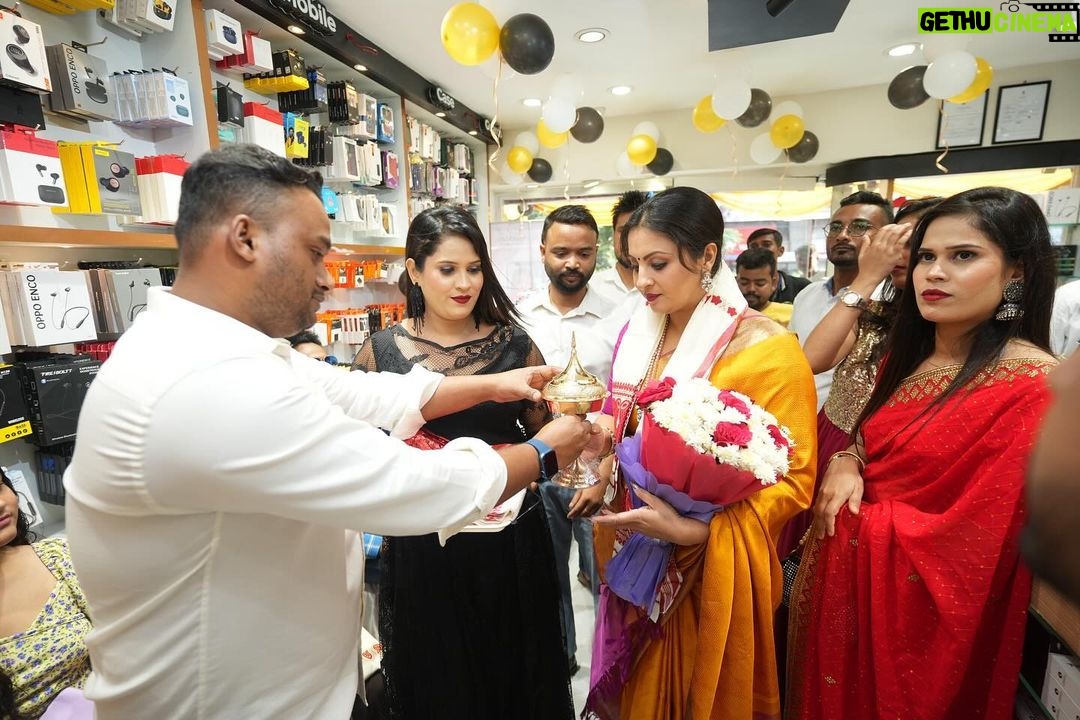 Nishita Goswami Instagram - Grand opening of New electronic showroom in Guwahati ( Bhangagargh) BRAND RUSH Stylish collections of new and updated Gadgets Thanks and my best wishes to the entire team of Brand Rush .. . . . . . . #electronics #innauguration #nishitagoswami #guwahati #ribboncutting @brandrushguwahati
