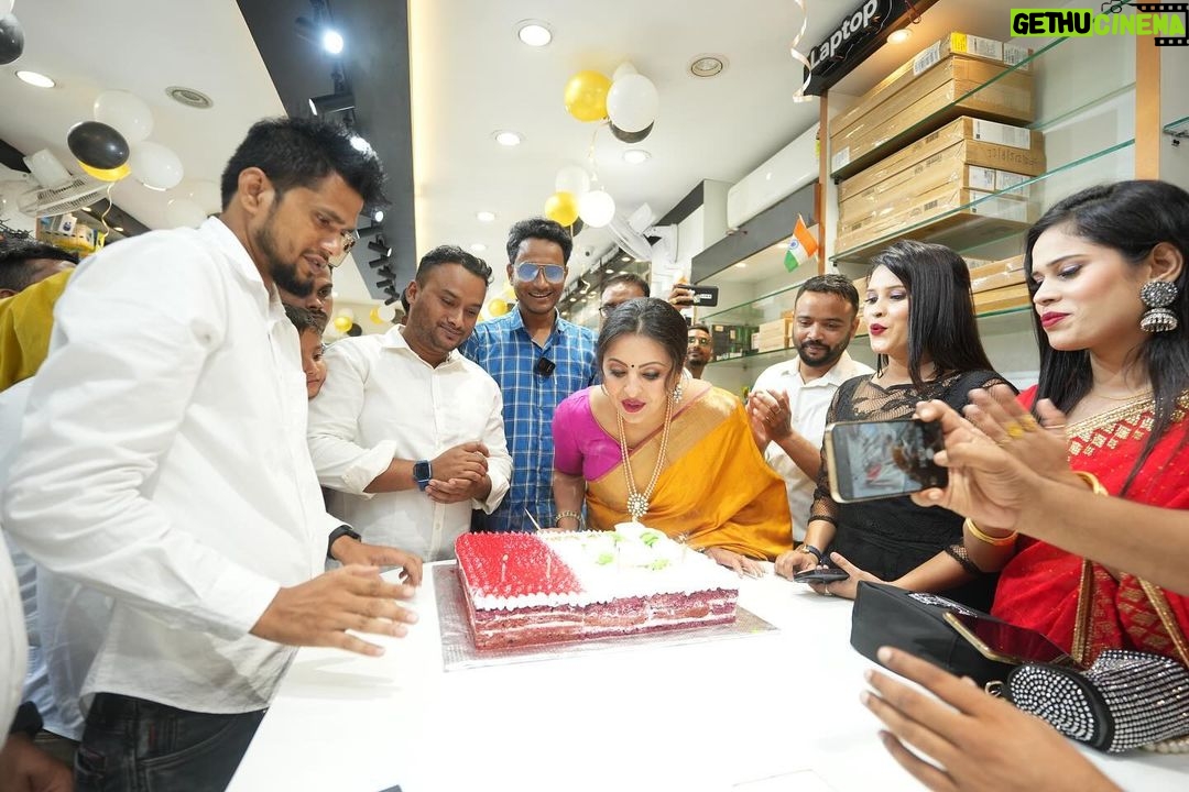 Nishita Goswami Instagram - Grand opening of New electronic showroom in Guwahati ( Bhangagargh) BRAND RUSH Stylish collections of new and updated Gadgets Thanks and my best wishes to the entire team of Brand Rush .. . . . . . . #electronics #innauguration #nishitagoswami #guwahati #ribboncutting @brandrushguwahati