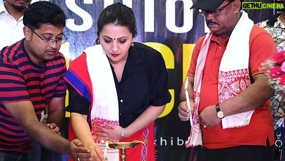 Nishita Goswami Instagram - World Photography Day ! During the inauguration of AAFPA exhibition on the special day Glad n honoured to be with all the super talented Photographers of our State❤️❤️❤️ Guys keep clicking and shine on @pranjalpratimphotography @pallavmahanta @unique_borah_photography @bikramborpatra_photography @jitumoni_barman_photographer @garima.s.garg @pranabmakeover @subhanjanbordoloi_photography #photography #photoshoot #exhibition #worldphotographyday #day #frame #talent