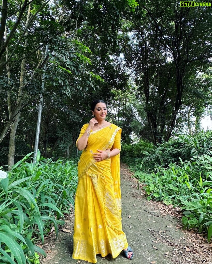 Nishita Goswami Instagram - In the greens ❤️❤️❤️❤️ Photo credit @jonaliboruahmakeupartist Makeup and styling @jonaliboruahmakeupartist