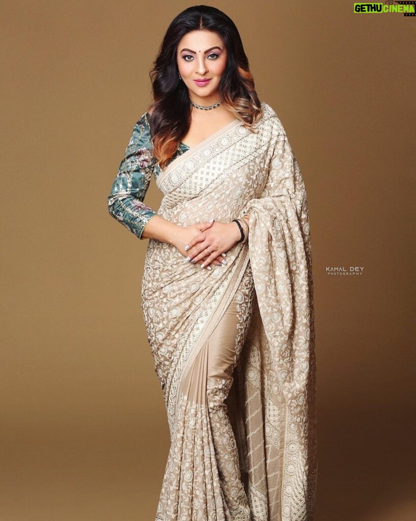 Nishita Goswami Instagram - "It's okay to wake up and look however you look. You are beautiful regardless." ― Ella Mai Some pictures again Makeup and hair by my beautiful friend @jonaliboruahmakeupartist Unique off white saree by my dear @nandini_borkakati Photos clicked by famous @kamaldeyphotography #photo #shoot #makeupartist #studio #guwahati