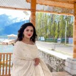 Nishita Goswami Instagram - 🤩😂😂😂 @nishitagoswami01 in between shooting time . #dallake #raghav_assamese_film #assamese_actress #nishitagoswami #kashmir #beautifulkashmir #shootingfun Dal Lake, Srinagar, Jammu & Kashmir
