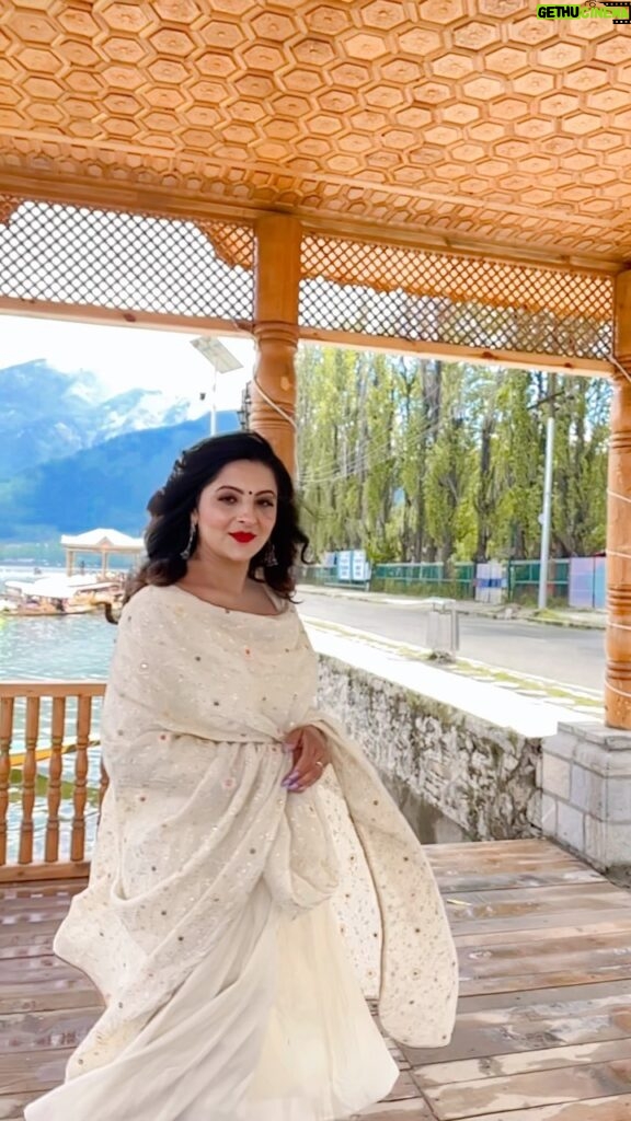 Nishita Goswami Instagram - 🤩😂😂😂 @nishitagoswami01 in between shooting time . #dallake #raghav_assamese_film #assamese_actress #nishitagoswami #kashmir #beautifulkashmir #shootingfun Dal Lake, Srinagar, Jammu & Kashmir