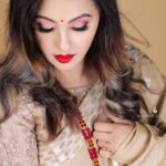 Nishita Goswami Instagram - মই শব্দৰ দৰে সীমিত তুমি অৰ্থৰ দৰে বিস্তাৰিত Thanks @borgohainmonsoon for using your magical brush on my face.. Such a talented makeup artist. My best wishes to you dear. Mekhela sador by very talented @pureassameseattire by Karabi Dutta Jewellery by my dear sister @prajapati_assamese_jewellery ( all time fav) At last beautiful clicks my one of the most talented photographers of Assam @unique_borah_photography Lovely team work 🙏🙏👏👏👏