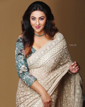 Nishita Goswami Instagram - "It's okay to wake up and look however you look. You are beautiful regardless."
― Ella Mai

Some pictures again 
Makeup and hair by my beautiful friend @jonaliboruahmakeupartist 
Unique off white saree by my dear @nandini_borkakati 
Photos clicked by famous @kamaldeyphotography 

#photo #shoot #makeupartist #studio #guwahati