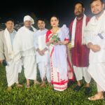 Nishita Goswami Instagram - বেতনী ৰাতি বিহু পৰিচালনা সমিতি আৰু ৰাইজৰ সহযোগত পৰম্পৰাগত তথা ধৰ্মীয় ৰীতি নীতিৰে আয়োজিত হোৱা ঐতিহাসিক ৰাতি বিহুত উপস্থিত আছিলোঁ। প্ৰতিজন মানুহকে চুই যাব পৰা অনুভূতি এই বিহু,বিশ্বাস আৰু আস্থাৰ লগত পৰম্পৰাৰ এই বিহু।নিশ্চয়কৈ ৰাতি বিহুৰ এই অনুভৱখিনিক শব্দৰে বুজাব নোৱাৰি,কেৱল অনুভৱ কৰিব পাৰি। ধন্যবাদ মোক নিমন্ত্ৰণ দিয়াৰ বাবে,অনুভৱ কৰোৱাৰ বাবে।🙏🙏🙏🙏🙏 #assam #tinsukia #makum #bihu #moranbihu