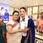 Nishita Goswami Instagram - Grand launch of Kisna Gold N Diamond jewellery collections at Ratnanjali Jewellery showroom Chandmari ( Guwahati Assam) My love to Manjushree Aunty (one of the best Astrologers of Assam) #jewellery #ratnanjali #newcollection #budgetfriendly #goldjewellery #daimond #festivecollection #bihu #assam #guwahati