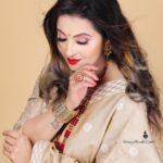 Nishita Goswami Instagram - মই শব্দৰ দৰে সীমিত তুমি অৰ্থৰ দৰে বিস্তাৰিত Thanks @borgohainmonsoon for using your magical brush on my face.. Such a talented makeup artist. My best wishes to you dear. Mekhela sador by very talented @pureassameseattire by Karabi Dutta Jewellery by my dear sister @prajapati_assamese_jewellery ( all time fav) At last beautiful clicks my one of the most talented photographers of Assam @unique_borah_photography Lovely team work 🙏🙏👏👏👏