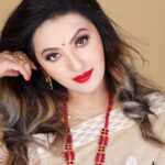 Nishita Goswami Instagram - মই শব্দৰ দৰে সীমিত তুমি অৰ্থৰ দৰে বিস্তাৰিত Thanks @borgohainmonsoon for using your magical brush on my face.. Such a talented makeup artist. My best wishes to you dear. Mekhela sador by very talented @pureassameseattire by Karabi Dutta Jewellery by my dear sister @prajapati_assamese_jewellery ( all time fav) At last beautiful clicks my one of the most talented photographers of Assam @unique_borah_photography Lovely team work 🙏🙏👏👏👏