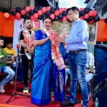 Nishita Goswami Instagram – মোৰ শ্ৰদ্ধাৰ দাদা ৰকীদা আৰু নাজ বৌৰ সুপুত্ৰ টানজিলে নগাঁৱৰ মাজমজিয়াত এখন নতুন প্ৰতিষ্ঠান মুকলি কৰে।
কিলাৰ জিন্সৰ উক্ত প্ৰতিষ্ঠানত আপুনি আপোনাৰ পছন্দৰ জিন্স ক্ৰয় কৰিব পাৰিব উচিত মূল্যত।
টানজিলৰ সপোনবোৰ পূৰণ হওঁক লগতে আশা কৰো প্ৰতিষ্ঠানখন ৰাইজৰ সেৱাত সদায় জিলিকি থাকক।
উপস্থিত থাকি ভাল লাগিল।শুভেচ্ছা।
.
.
.
.
.
.
.
#innauguration #ribboncutting #assam