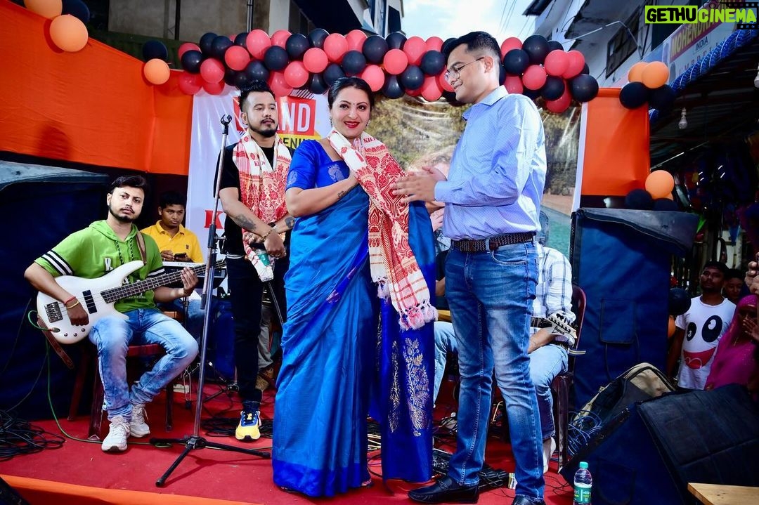 Nishita Goswami Instagram - মোৰ শ্ৰদ্ধাৰ দাদা ৰকীদা আৰু নাজ বৌৰ সুপুত্ৰ টানজিলে নগাঁৱৰ মাজমজিয়াত এখন নতুন প্ৰতিষ্ঠান মুকলি কৰে। কিলাৰ জিন্সৰ উক্ত প্ৰতিষ্ঠানত আপুনি আপোনাৰ পছন্দৰ জিন্স ক্ৰয় কৰিব পাৰিব উচিত মূল্যত। টানজিলৰ সপোনবোৰ পূৰণ হওঁক লগতে আশা কৰো প্ৰতিষ্ঠানখন ৰাইজৰ সেৱাত সদায় জিলিকি থাকক। উপস্থিত থাকি ভাল লাগিল।শুভেচ্ছা। . . . . . . . #innauguration #ribboncutting #assam