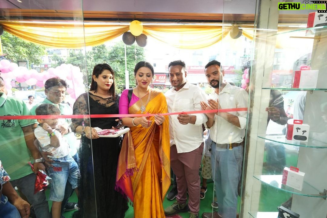 Nishita Goswami Instagram - Grand opening of New electronic showroom in Guwahati ( Bhangagargh) BRAND RUSH Stylish collections of new and updated Gadgets Thanks and my best wishes to the entire team of Brand Rush .. . . . . . . #electronics #innauguration #nishitagoswami #guwahati #ribboncutting @brandrushguwahati