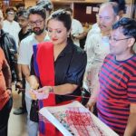 Nishita Goswami Instagram - World Photography Day ! During the inauguration of AAFPA exhibition on the special day Glad n honoured to be with all the super talented Photographers of our State❤️❤️❤️ Guys keep clicking and shine on @pranjalpratimphotography @pallavmahanta @unique_borah_photography @bikramborpatra_photography @jitumoni_barman_photographer @garima.s.garg @pranabmakeover @subhanjanbordoloi_photography #photography #photoshoot #exhibition #worldphotographyday #day #frame #talent