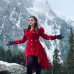 Nishita Goswami Instagram - Somewhere in the middle of clouds 🌨️🌨️🌨️🌨️🌨️🌨️🌨️🌨️🌨️ Shooting for upcoming movie Raghav Director and Actor @jatinbora01 Makeup and hair by my dearest friend and one of the topmost makeup artists of India @bijoyjeet.saikia_makeupartist Beautiful Outfit by famous designer @nandini_borkakati @page_3_boutique Photography by my dear brother @biker_.jb #raghav #assamesemovie #kashmir #ladakh #snowday #clouds