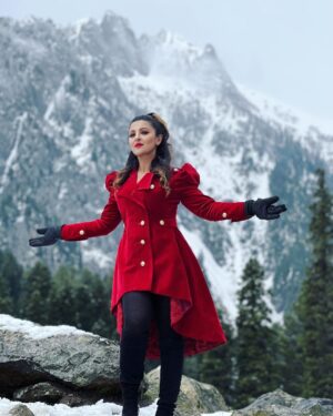 Nishita Goswami Instagram - Somewhere in the middle of clouds 🌨️🌨️🌨️🌨️🌨️🌨️🌨️🌨️🌨️

Shooting for upcoming movie Raghav 
Director and Actor @jatinbora01 

Makeup and hair by my dearest friend and one of the topmost makeup artists of India @bijoyjeet.saikia_makeupartist 
Beautiful Outfit by famous designer @nandini_borkakati @page_3_boutique 
Photography by my dear brother @biker_.jb 

#raghav #assamesemovie #kashmir #ladakh #snowday #clouds