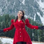 Nishita Goswami Instagram - Somewhere in the middle of clouds 🌨️🌨️🌨️🌨️🌨️🌨️🌨️🌨️🌨️ Shooting for upcoming movie Raghav Director and Actor @jatinbora01 Makeup and hair by my dearest friend and one of the topmost makeup artists of India @bijoyjeet.saikia_makeupartist Beautiful Outfit by famous designer @nandini_borkakati @page_3_boutique Photography by my dear brother @biker_.jb #raghav #assamesemovie #kashmir #ladakh #snowday #clouds