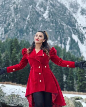 Nishita Goswami Instagram - Somewhere in the middle of clouds 🌨️🌨️🌨️🌨️🌨️🌨️🌨️🌨️🌨️

Shooting for upcoming movie Raghav 
Director and Actor @jatinbora01 

Makeup and hair by my dearest friend and one of the topmost makeup artists of India @bijoyjeet.saikia_makeupartist 
Beautiful Outfit by famous designer @nandini_borkakati @page_3_boutique 
Photography by my dear brother @biker_.jb 

#raghav #assamesemovie #kashmir #ladakh #snowday #clouds