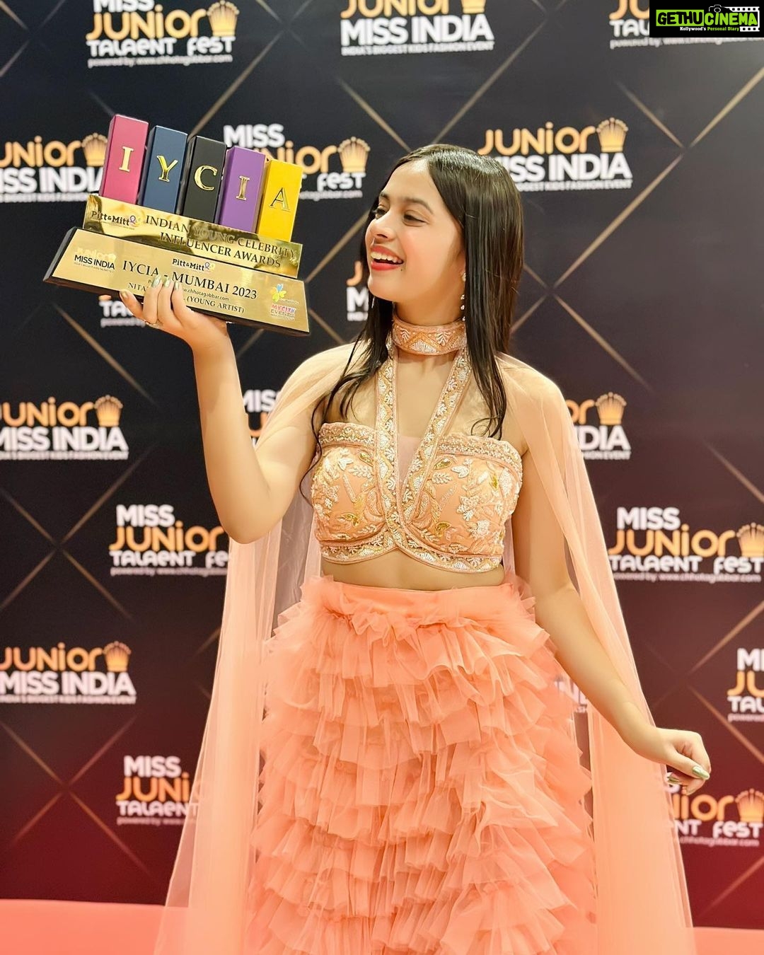 Nitanshi Goel Instagram - And your Nitz won ‘Youngest Style Diva Award’💕⭐️✨ This one’s to Mumma for showing me, while growing up, that a sense of style solely comes from being who you truly are♥️✨ Thankyou @juniormissindia and @shobhagori for bestowing me with the incredible honor✨ 👗 @the_adhya_designer ✨ #Nitanshi #NitanshiGoel #juniormissindia #juniormissindia2023 #YoungestStyleDiva #IndianYoungCelebrityInfluencerAward #nehadhupia #shobhagori #castingshobhagori #nesco #maidaan #laapataaladies #meresapne Nesco