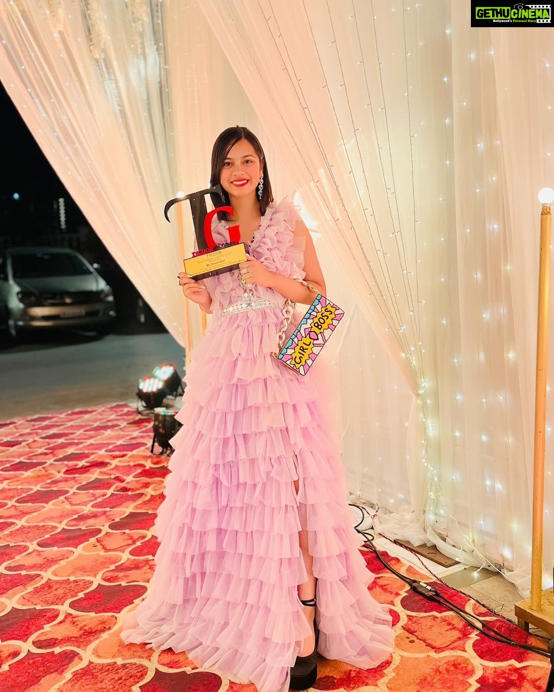 Nitanshi Goel Instagram - Youngest Social Influencer Of The Year 🏆✨ So honoured to receive this prestigious award at Tycoon Global Filmfare Achiever’s Awards🙏🏻 It feels amazing to be recognised for the work that I do and will keep on doing with all my heart♥️ A big Thankyou to all my fans for all the Love & support 🙏🏻🧿 Look @the_adhya_designer ✨ #Nitanshigoel #Award #nitanshians #JaiShriKrishna #grateful #laapataladies #maidaan #terejaisa @tycoonglobal @filmfareme The Club Mumbai