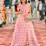Nitanshi Goel Instagram - Youngest Social Influencer Of The Year 🏆✨ So honoured to receive this prestigious award at Tycoon Global Filmfare Achiever’s Awards🙏🏻 It feels amazing to be recognised for the work that I do and will keep on doing with all my heart♥️ A big Thankyou to all my fans for all the Love & support 🙏🏻🧿 Look @the_adhya_designer ✨ #Nitanshigoel #Award #nitanshians #JaiShriKrishna #grateful #laapataladies #maidaan #terejaisa @tycoonglobal @filmfareme The Club Mumbai