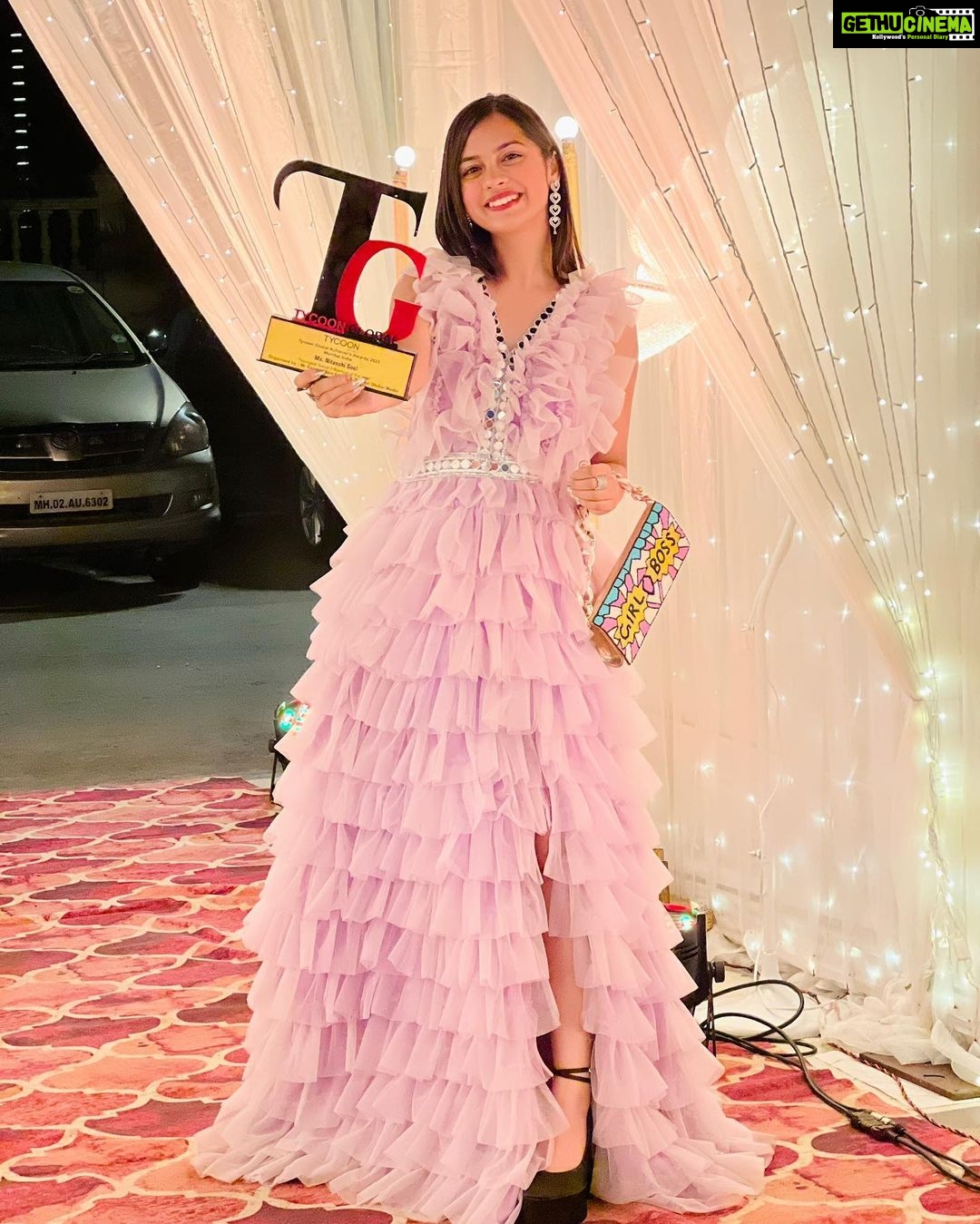 Nitanshi Goel Instagram - Youngest Social Influencer Of The Year 🏆✨ So honoured to receive this prestigious award at Tycoon Global Filmfare Achiever’s Awards🙏🏻 It feels amazing to be recognised for the work that I do and will keep on doing with all my heart♥️ A big Thankyou to all my fans for all the Love & support 🙏🏻🧿 Look @the_adhya_designer ✨ #Nitanshigoel #Award #nitanshians #JaiShriKrishna #grateful #laapataladies #maidaan #terejaisa @tycoonglobal @filmfareme The Club Mumbai