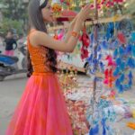 Nitanshi Goel Instagram - This Diwali Let’s spread Smile and love 🫶🏻✨ Go Local Go Small♥️ Buy from people who in return can celebrate their festival🪔✨ एक बात और.... मोल भाव नही करना है। 🙏 कुछ पैसे ज्यादा देकर आइये और देखिये उनके चेहरे की खुशियां मैंने किया आप भी करके देखिए अच्छा लगता है ♥️ KhushiyonWaliDiwali ✨✨ . Outfit @kirtiagarwal_varsha . #Diwali #supportlocal #supportsmallbusiness #golocalgosmall #givethesmile #vocalforlocal #happydiwali #diwali2022 #rito #heerranjha #kindnessmatters #helpothers #helpinghands #helpingothers #nitanshians #nitanshigoel