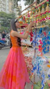 Nitanshi Goel Instagram - This Diwali Let’s spread Smile and love 🫶🏻✨ Go Local Go Small♥️ Buy from people who in return can celebrate their festival🪔✨ एक बात और.... मोल भाव नही करना है। 🙏 कुछ पैसे ज्यादा देकर आइये और देखिये उनके चेहरे की खुशियां मैंने किया आप भी करके देखिए अच्छा लगता है ♥️ KhushiyonWaliDiwali ✨✨ . Outfit @kirtiagarwal_varsha . #Diwali #supportlocal #supportsmallbusiness #golocalgosmall #givethesmile #vocalforlocal #happydiwali #diwali2022 #rito #heerranjha #kindnessmatters #helpothers #helpinghands #helpingothers #nitanshians #nitanshigoel