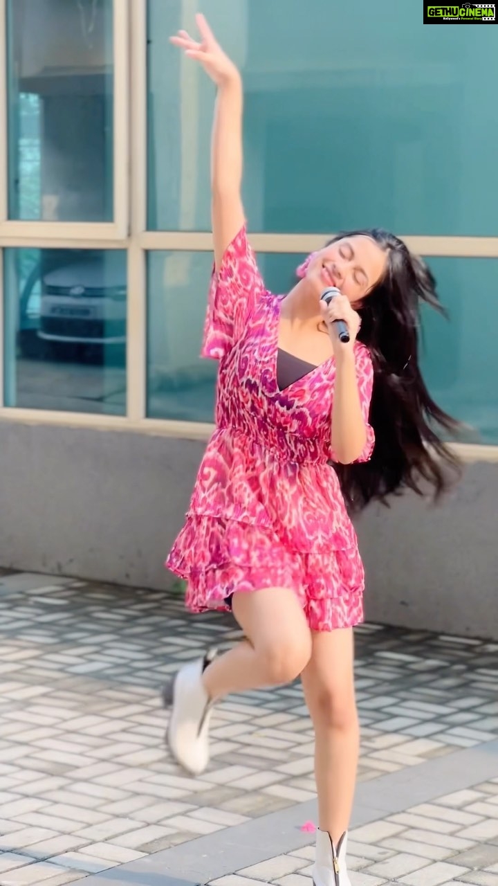 Nitanshi Goel Instagram - In love with this song💕 Go make reels on this beautiful track & Support this amazing singer @yours_ritagni #ritagnibhattacharya #ranisong #rani #partysong #newsong #trending #nitanshigoel #nitanshians