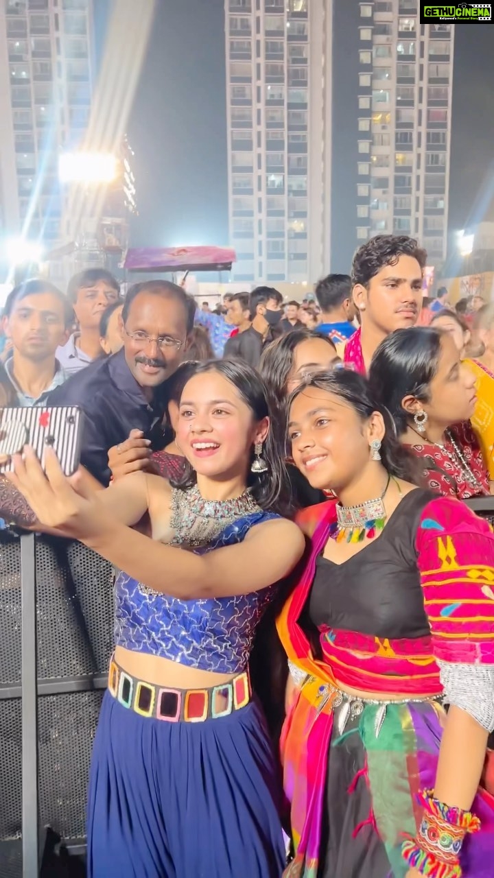 Nitanshi Goel Instagram - Itniii pyaari memories 🫶🏻✨♥️ Spot your fav Creators & show your love towards them♥️ Aur @funcho Aap itne pyaare kyun ho?♥️ What energy and what funn!! Loved every moment with super-talented Creators & my awesome #Nitanshians🥺 Ye Dil maaange more 🤩😀 (will be sharing more detailed videos on my Snapchat & YouTube) . . My Jewellery is from @siyaramcollections2020 . #falgunipathak #funcho #nitanshigoel #nitanshians #ruheedosani #munawarfaruqui #virajghelani #anishadixit #damfam #mnv #unnati #nagmaa #derera #premtheme