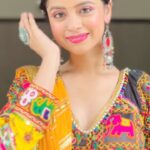 Nitanshi Goel Instagram - Guess the name of the actress in this song✨ (No Googling pls😜) (1 secret bataaoon..last shots baarish mein liye gaye hain🌧😅) . #jaimatadi #happynavratri #navratri #jaimatadi #trendingreels #nagada #garbareels #garbadance #reelsindia #garbaoutfit #trending #explorepage #nitanshigoel #nitanshians