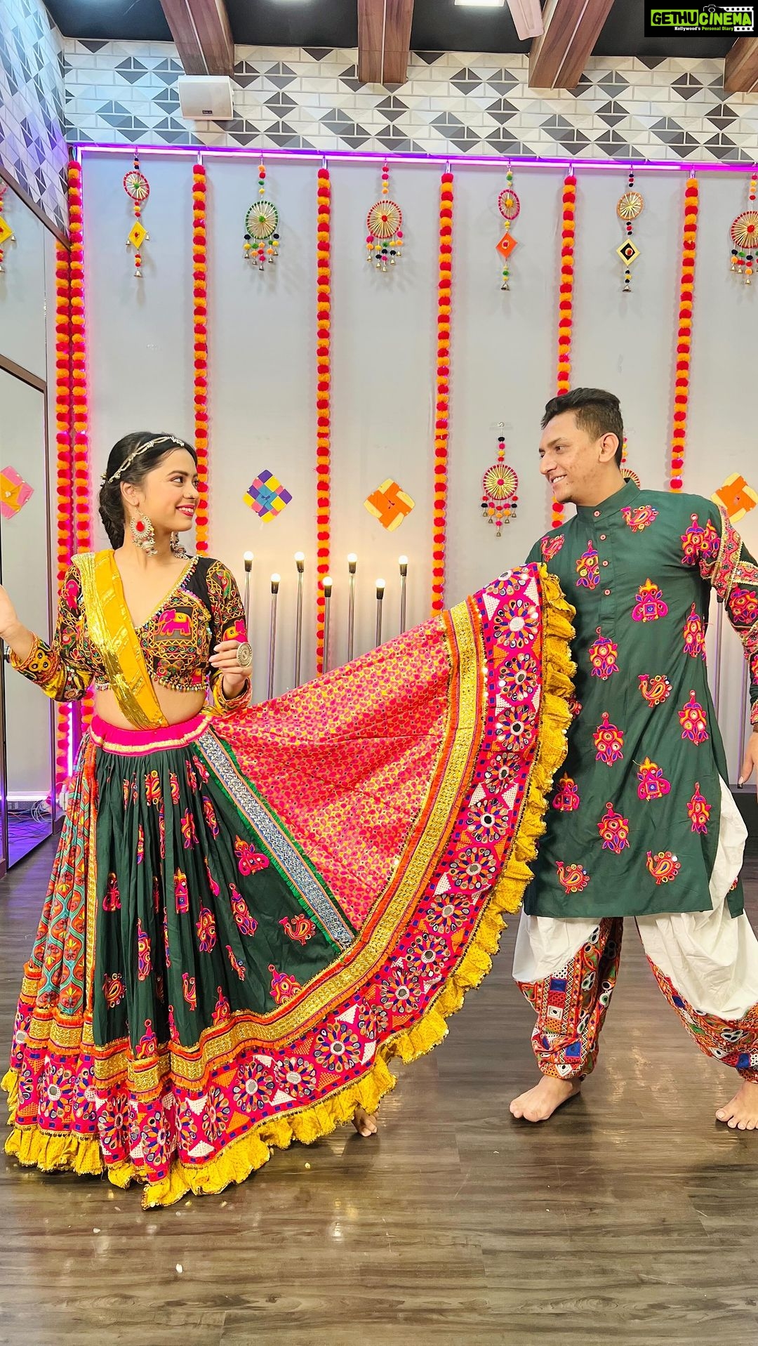 Nitanshi Goel Instagram - Bataaiye ye Kaunsi Dance form hai?✨ . Choreography - @thangaatgarba Assisted by - @jahnvidoshi_ Shot and edited by - @filmingbproductions Outfits - @rupaldesignstudio HMU - @beauty_paradise1402 📍@mantras11official #NitanshiGoel #ThangaatGarba #garba #garbadance #garbareels #garbasteps #BoomPadi #majama #madhuridixit #happynavratri #trendingreels #barrels #nitanshians