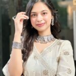 Nitanshi Goel Instagram - Happy Diwali loveliesss 🪔🪞✨ 👗 @kirtiagarwal_varsha Jewellery @teejhindia #happydiwali #nitanshigoel #nitanshi #nitanshians #laapataladies