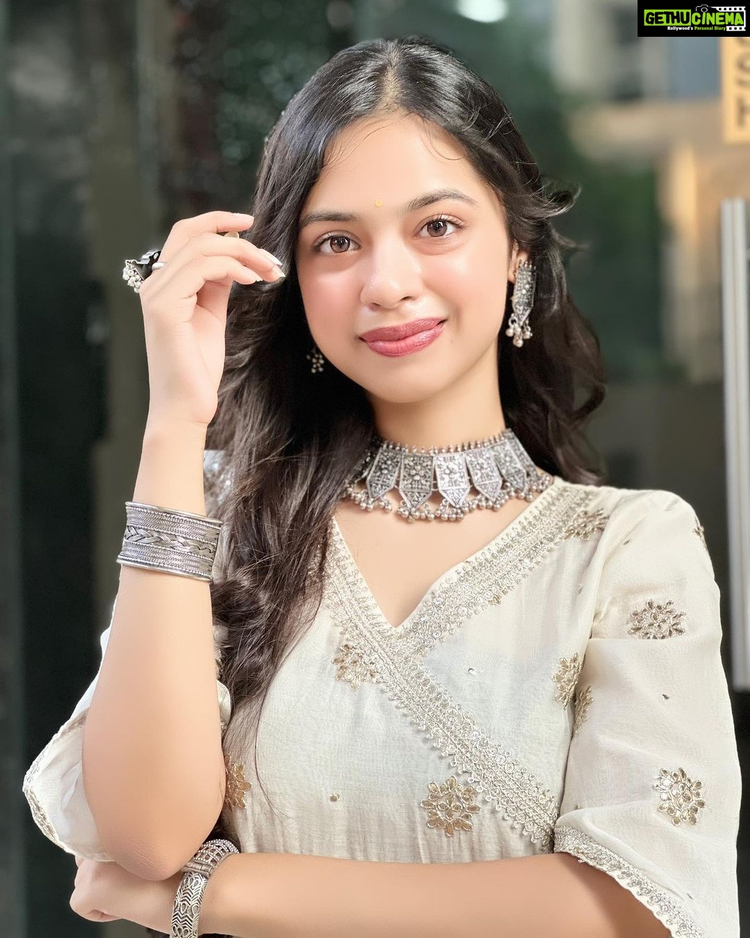 Nitanshi Goel Instagram – Happy Diwali loveliesss 🪔🪞 👗 @kirtiagarwal ...