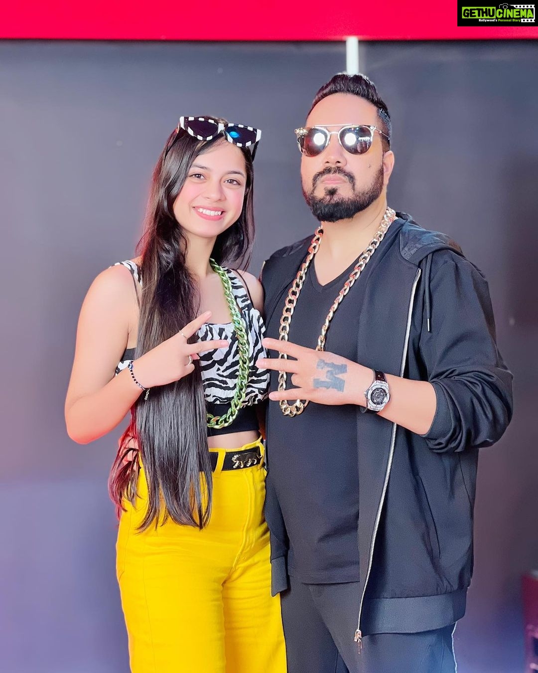 Nitanshi Goel Instagram - We learn something new from every person we meet⭐️ Something exciting coming soon with @mikasingh paaji✨ . #nitanshigoel #nitanshians #mikasingh #whattheluck Mika Singh Studio