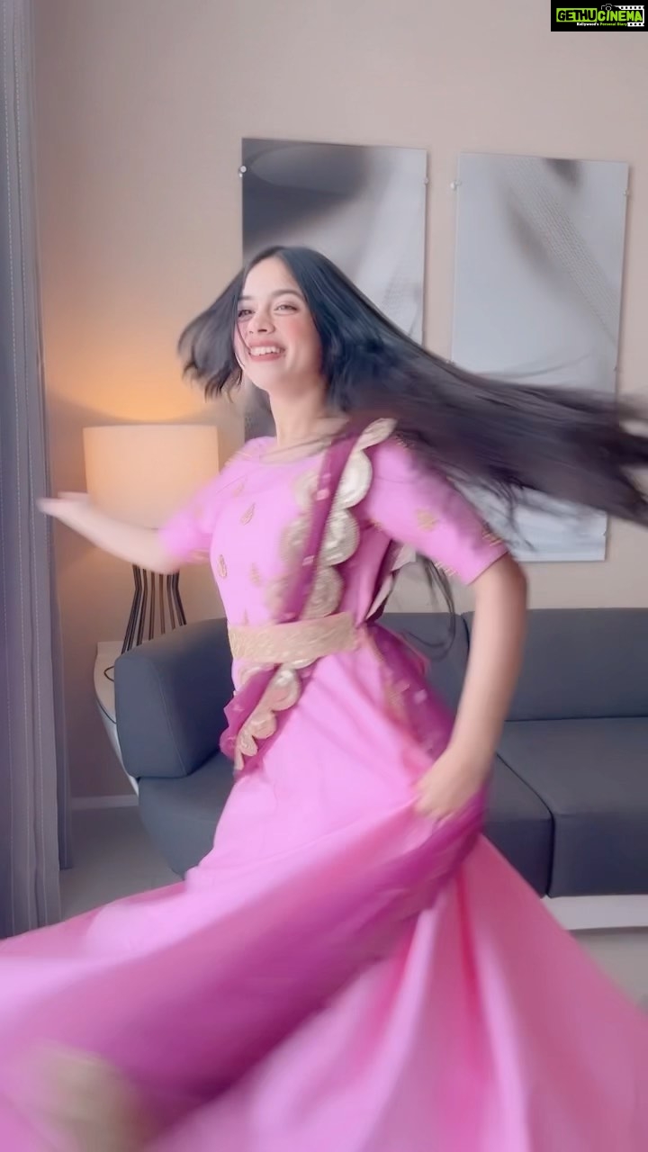 Nitanshi Goel Instagram - Comment your fav dance form & Give reason💕 . 👗 @stylemitra . #nitanshigoel #nitanshians #kathak #kathakdancer #1minmusic