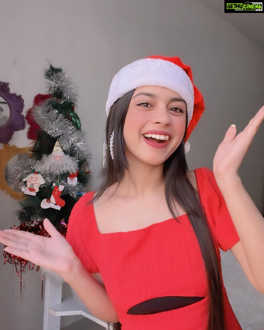Nitanshi Goel Instagram - Ho! Ho! Ho! My lil cute Santa @queenienakhrewaali is on her way🤶♥️ Ask for a gift in the Comments 🎁✨ .. #MerryChristmas #christmaswishes #nitanshigoel #queenie #nitanshians Christmas at Home