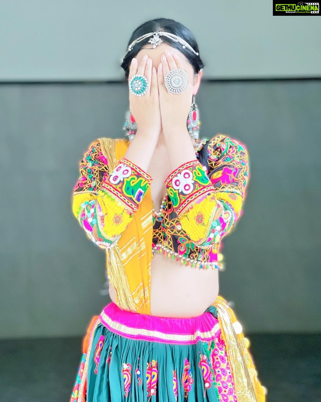Nitanshi Goel Instagram - Alexa play ‘Desi Girl’ ✨ . . Outfit @rupaldesignstudio Jewellery @rupaldesignstudio HMU @beauty_paradise1402 . #happynavratri #navratri #nitanshians #nitanshigoel Navratri