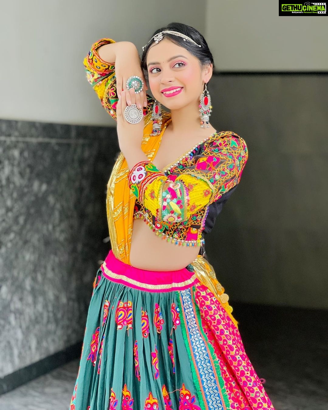 Nitanshi Goel Instagram - Alexa play ‘Desi Girl’ ✨ . . Outfit @rupaldesignstudio Jewellery @rupaldesignstudio HMU @beauty_paradise1402 . #happynavratri #navratri #nitanshians #nitanshigoel Navratri