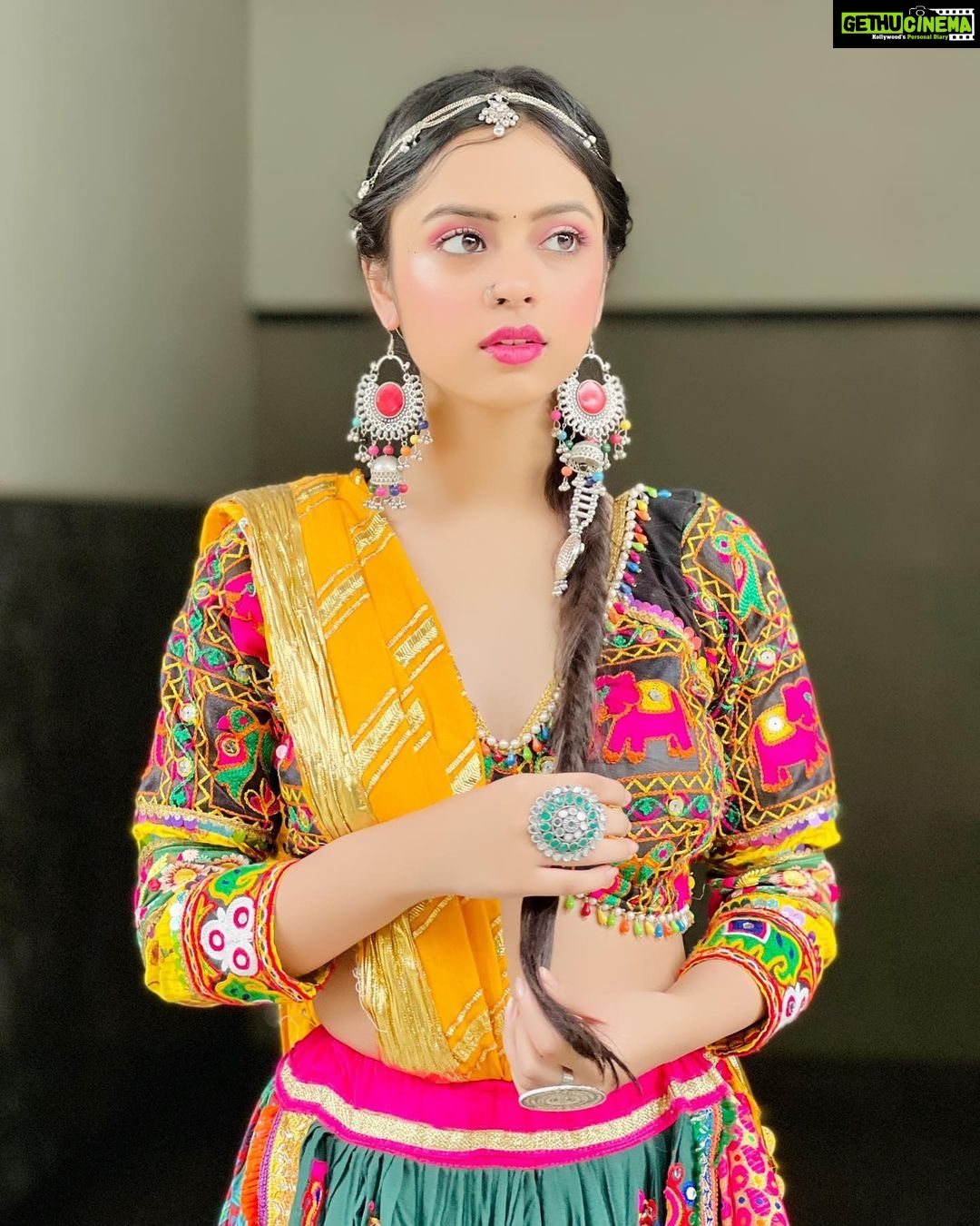 Nitanshi Goel Instagram - Alexa play ‘Desi Girl’ ✨ . . Outfit @rupaldesignstudio Jewellery @rupaldesignstudio HMU @beauty_paradise1402 . #happynavratri #navratri #nitanshians #nitanshigoel Navratri