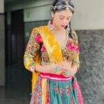 Nitanshi Goel Instagram – Alexa play ‘Desi Girl’ ✨
.
.
Outfit @rupaldesignstudio
Jewellery @rupaldesignstudio 
HMU @beauty_paradise1402
.
#happynavratri #navratri #nitanshians #nitanshigoel Navratri