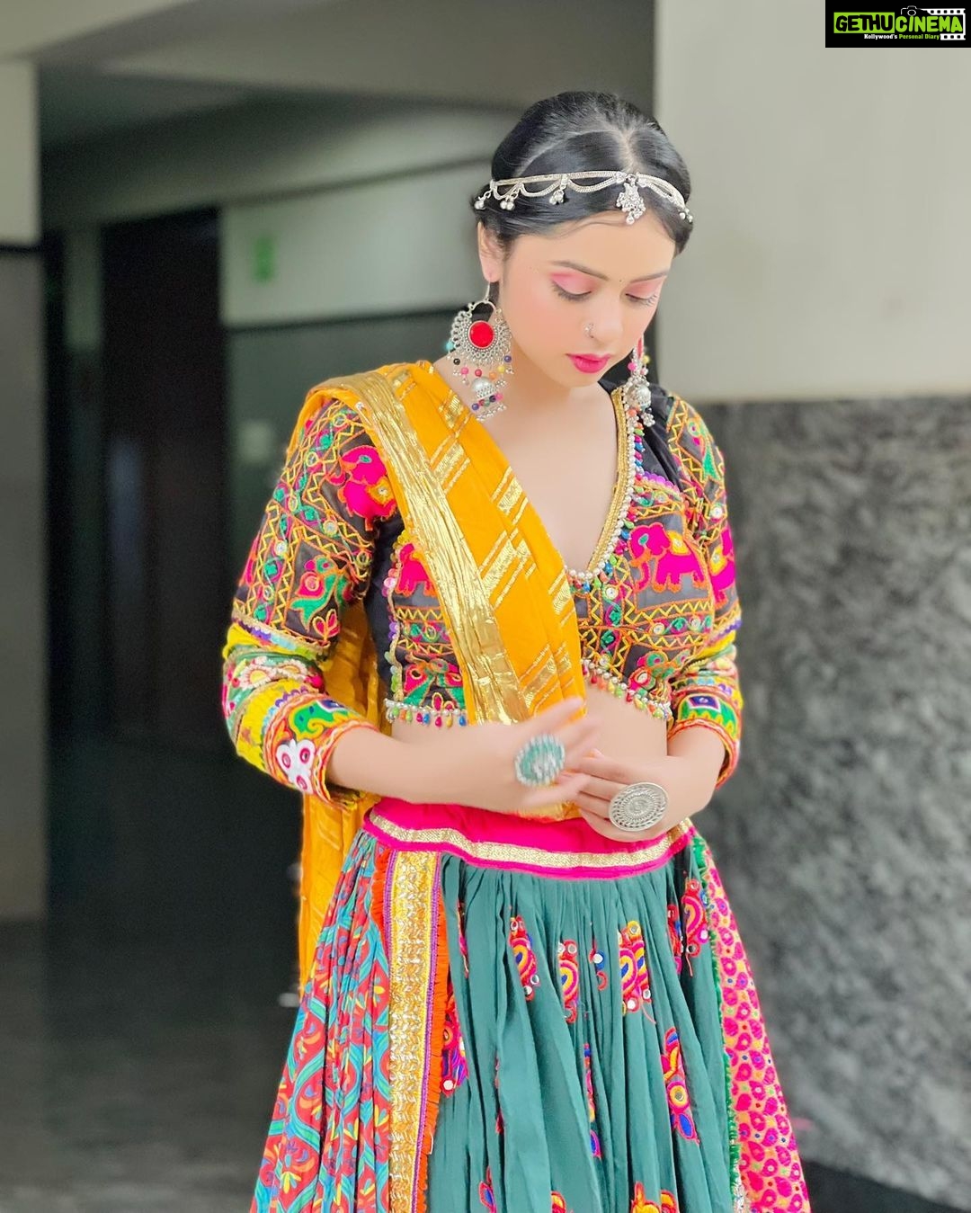 Nitanshi Goel Instagram - Alexa play ‘Desi Girl’ ✨ . . Outfit @rupaldesignstudio Jewellery @rupaldesignstudio HMU @beauty_paradise1402 . #happynavratri #navratri #nitanshians #nitanshigoel Navratri