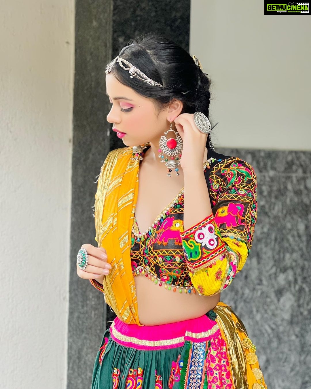 Nitanshi Goel Instagram - Alexa play ‘Desi Girl’ ✨ . . Outfit @rupaldesignstudio Jewellery @rupaldesignstudio HMU @beauty_paradise1402 . #happynavratri #navratri #nitanshians #nitanshigoel Navratri