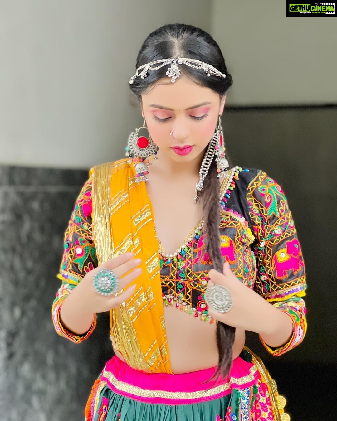 Nitanshi Goel Instagram - Alexa play ‘Desi Girl’ ✨ . . Outfit @rupaldesignstudio Jewellery @rupaldesignstudio HMU @beauty_paradise1402 . #happynavratri #navratri #nitanshians #nitanshigoel Navratri